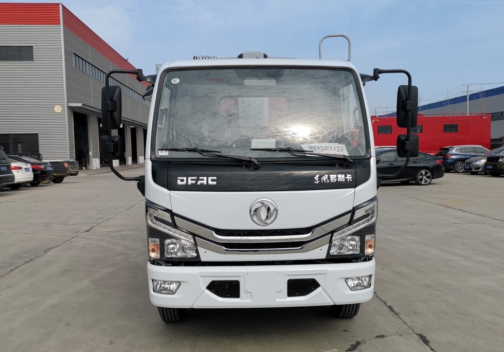 齐东方牌7方压缩式垃圾车