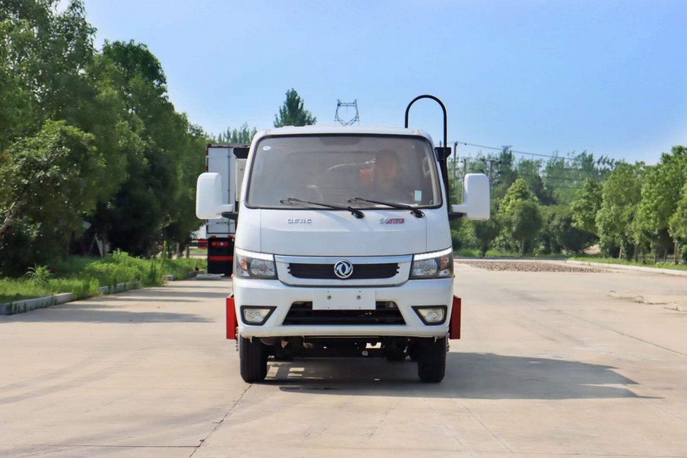 东风途逸蓝胖5.5方压缩垃圾车