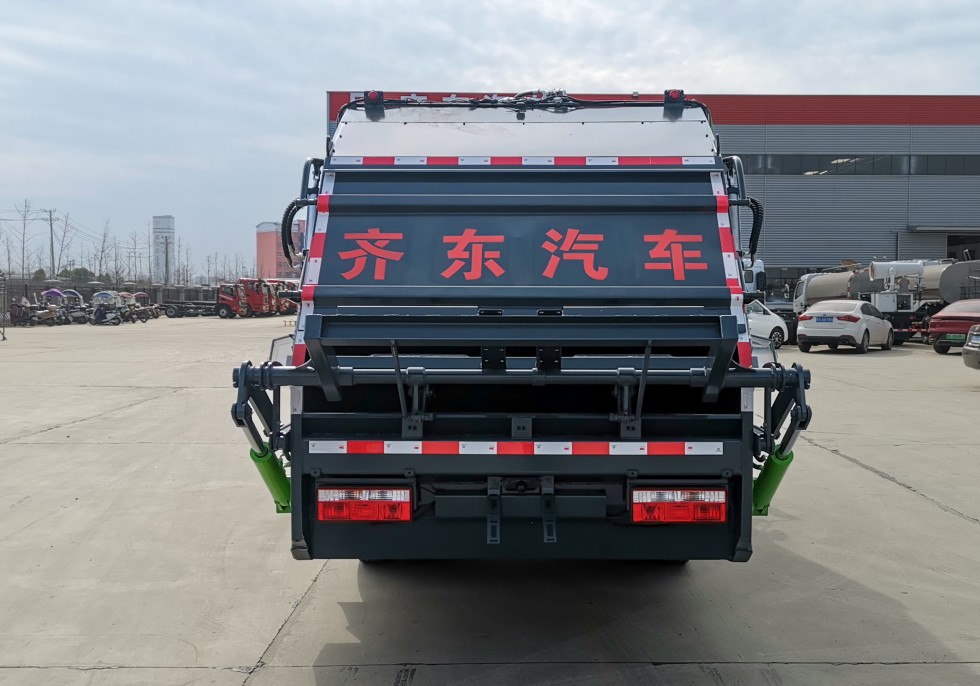 东风纯电动7方压缩垃圾车
