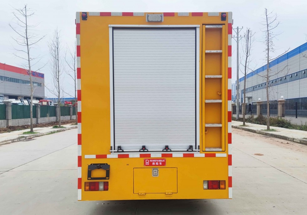 齐东方牌五十铃双排救险车-1000方排水量