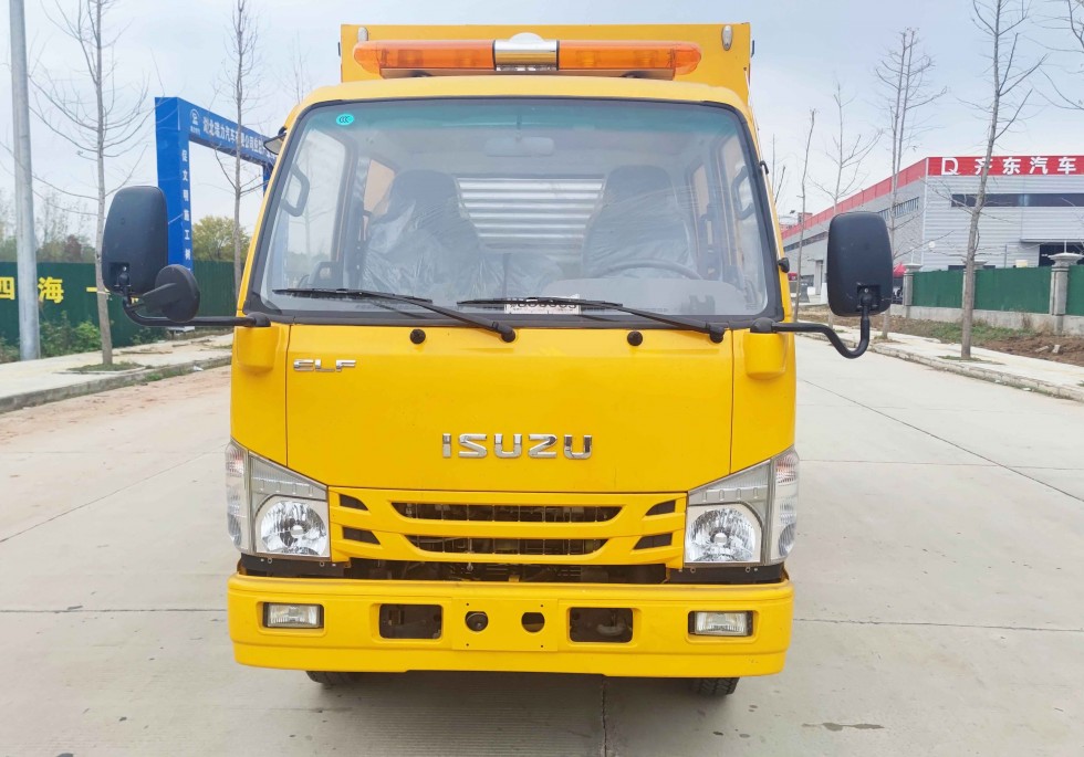 齐东方牌五十铃双排救险车-1000方排水量