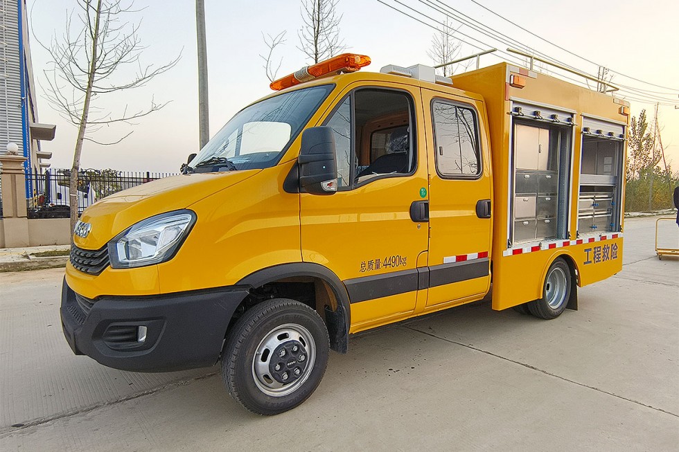 齐东方牌依维柯救险车-1000方排水量