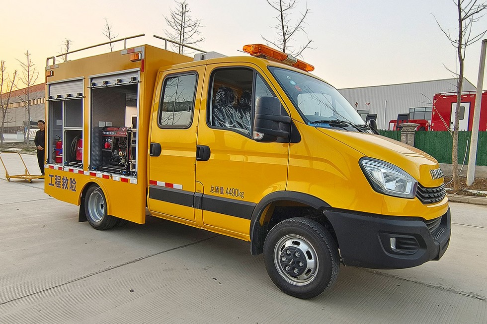 齐东方牌依维柯救险车-1000方排水量