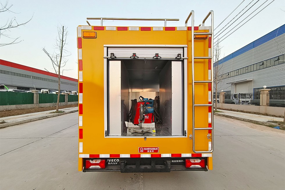齐东方牌依维柯救险车-1000方排水量