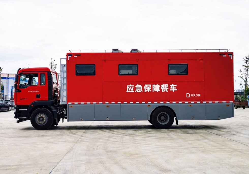 齐东方牌重汽汕德卡型餐车-可供300-500人餐饮