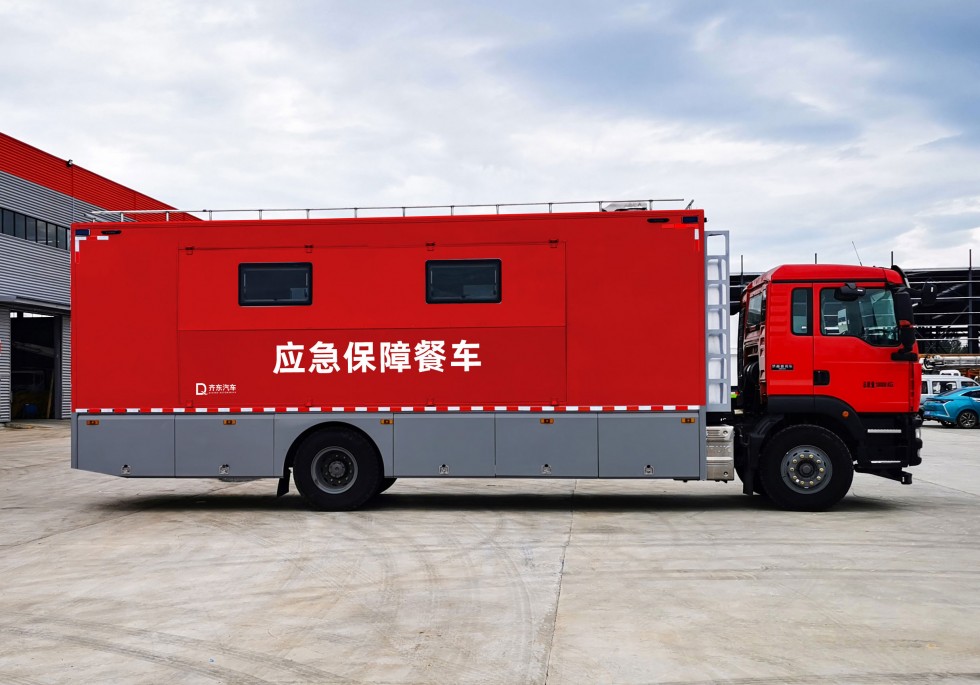 齐东方牌重汽汕德卡型餐车-可供300-500人餐饮