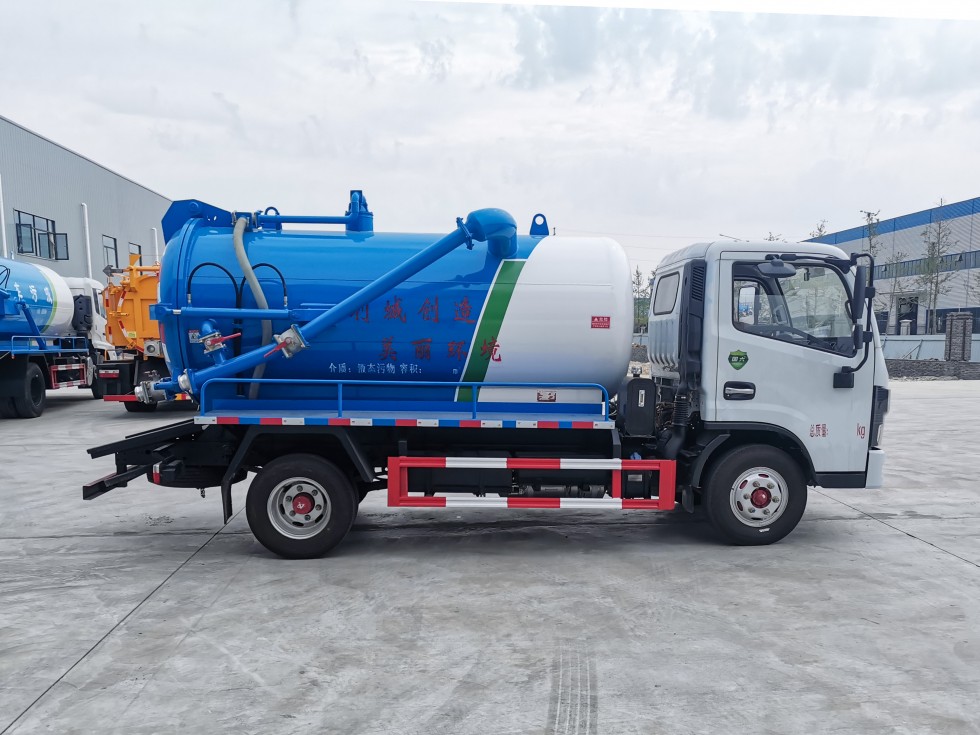 齐东方牌CLD5070GXWEQ6型吸污车