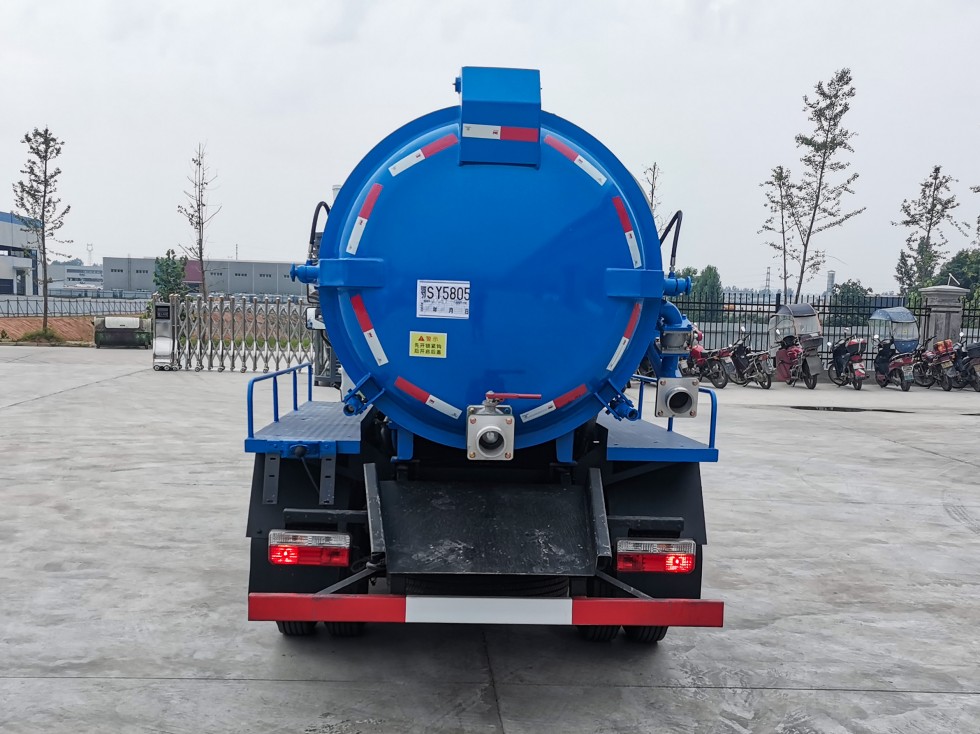 齐东方牌CLD5070GXWEQ6型吸污车