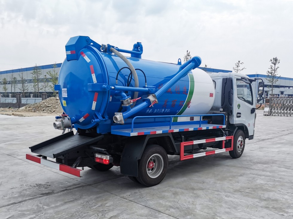 齐东方牌CLD5070GXWEQ6型吸污车